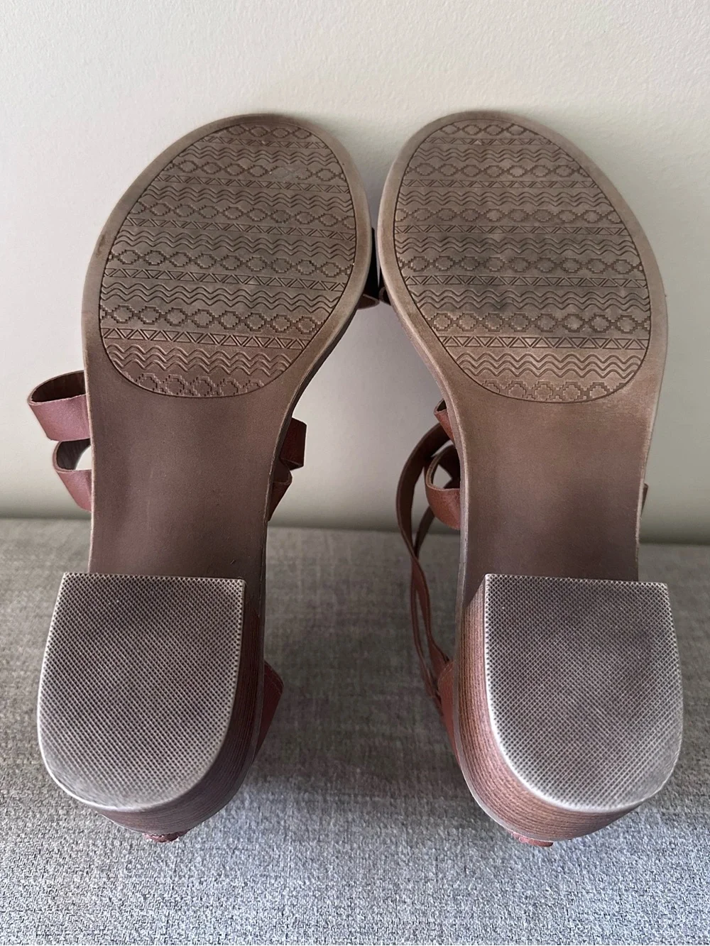 JELLYPOP Women's Brown Strappy Block Heel Sandals